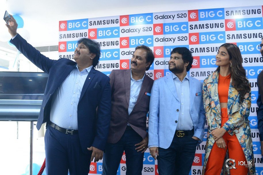 Pooja-Hegde-Launches-Samsung-S20-at-BigC-Mobiles